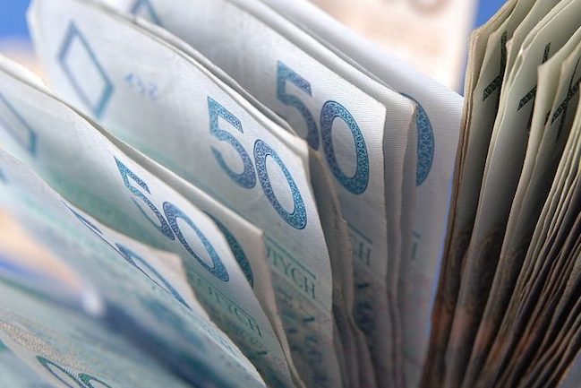 Chcemy znać zarobki innych, ale swoich nie chcemy ujawniać  – Polacy o jawności wynagrodzeń