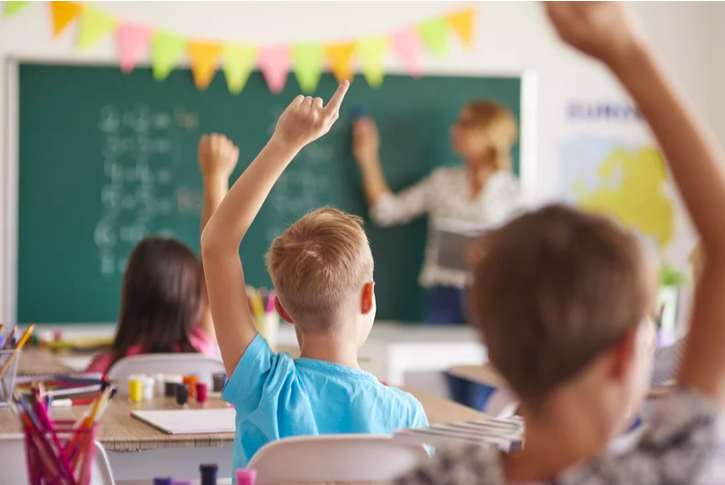 36% Polaków negatywnie ocenia polski system edukacji – przeładowanie niepotrzebnymi informacjami, brak nauki samodzielnego myślenia oraz nieadekwatność do współczesnego świata