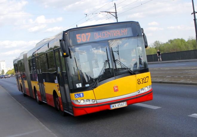 Sondaż: Co irytuje Polaków w autobusach?