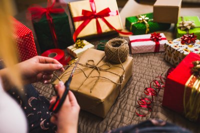 Boże Narodzenie 2023 spędzimy rodzinnie, z choinką i opłatkiem,  ale rzadko z 12 potrawami, śpiewając kolędy i wychodząc na pasterkę.