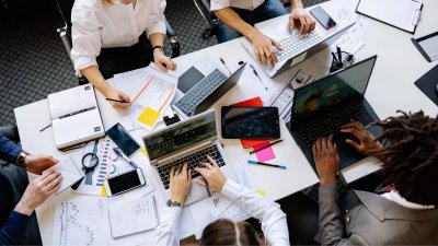 Sondaż: Polacy zdradzają, co jest dla nich najważniejsze w pracy