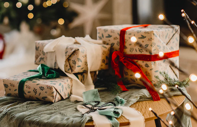 Koperta zamiast prezentu? Czego Polacy oczekują pod choinką